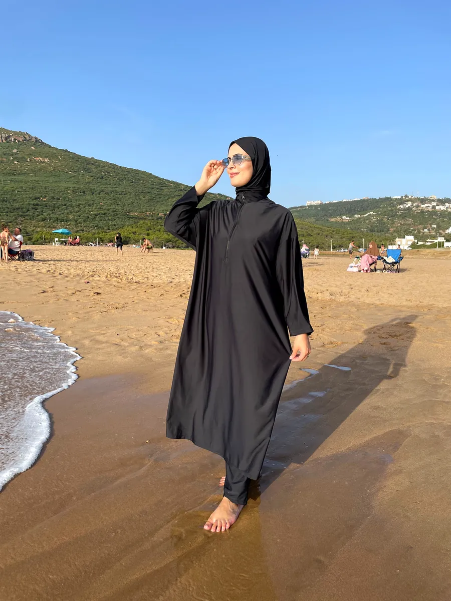 بوركيني زايا الأسود على الشاطئ