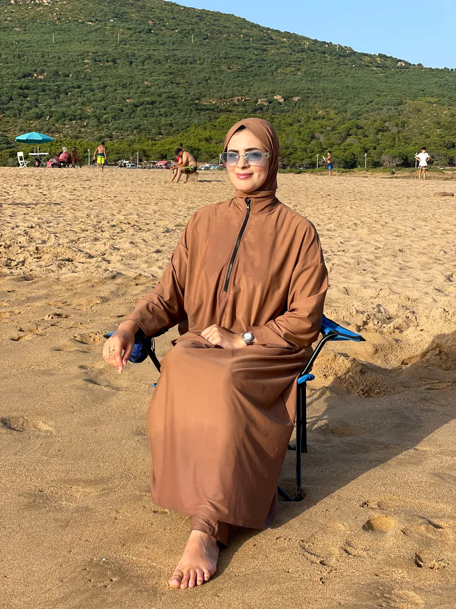 بوركيني زايا البني على الشاطئ