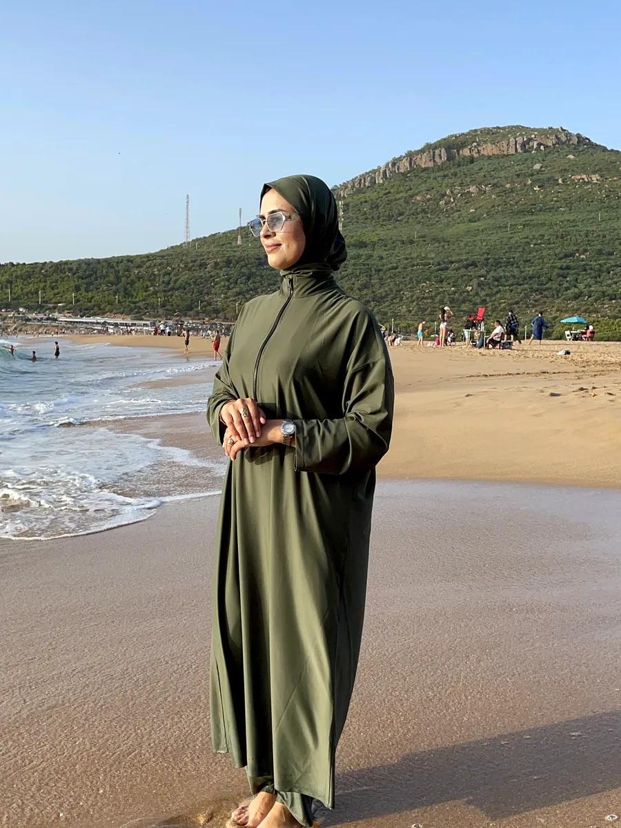 بوركيني زايا الزيتي على الشاطئ